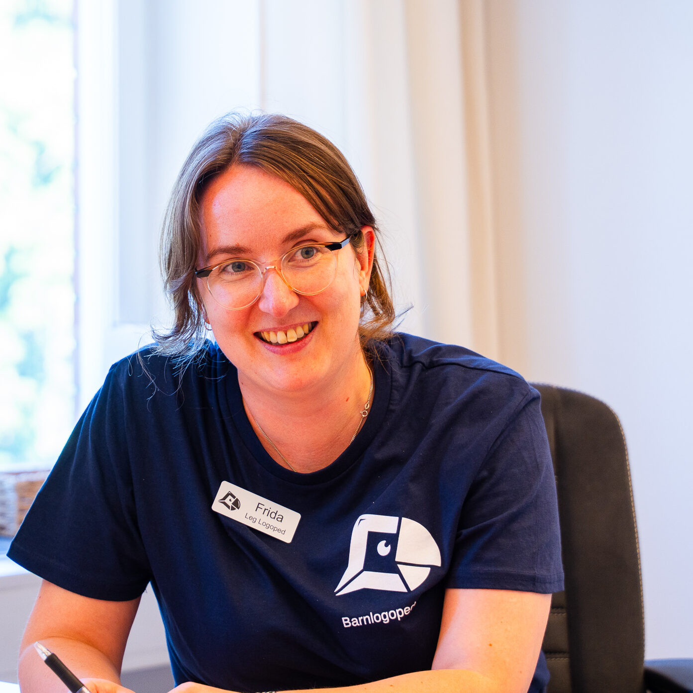 En lycklig familj där barnet genomgått en utredning av dyslexi genom en remiss från föräldrarna för sina svårigheter med att läsa.